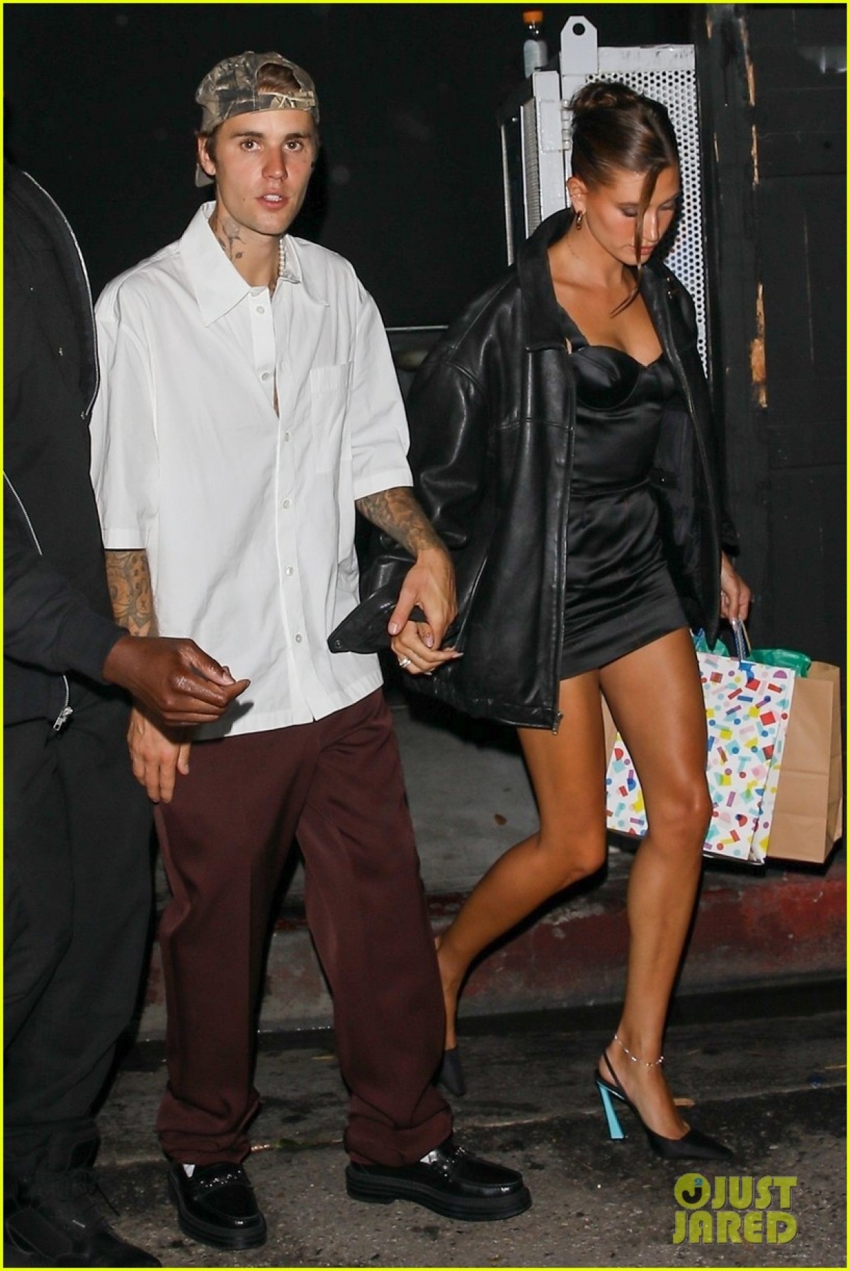 Justin Bieber được nhìn thấy khi đi ăn tối cùng bà xã Hailey Baldwin tại nhà hàng sang trọng ở Los Angeles mới đây.