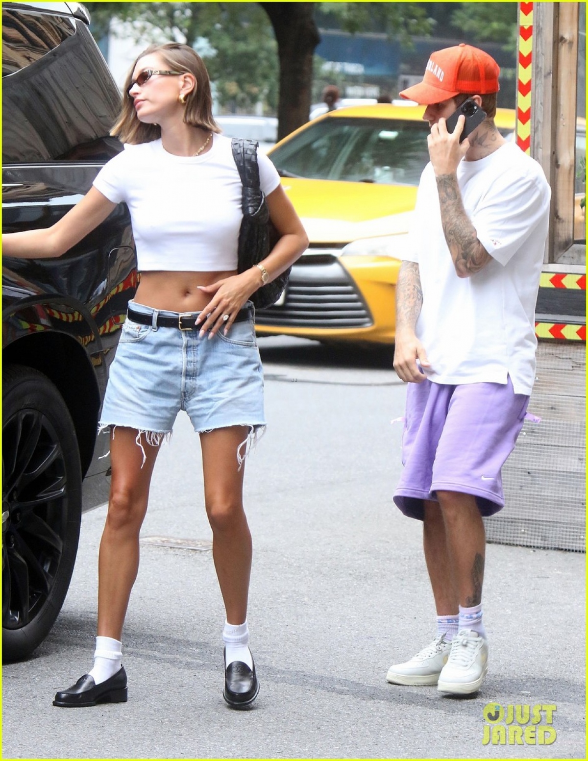 Trước những lùm xùm trên, bã xã của ca sĩ Justin Bieber lên tiếng giải thích rằng, bản thân chưa từng có suy nghĩ đụng chạm hay can thiệp vào đời sống cá nhân của bất cứ ai. Một số hành động như cắt tóc ngắn mà Hailey Baldwin bị chỉ trích là “cạnh khóe” Selena Gomez thực chất chỉ là sự trùng hợp khi nữ siêu mẫu buộc phải “xuống tóc” nhằm phục vụ cho công việc chụp hình cho tạp chí.