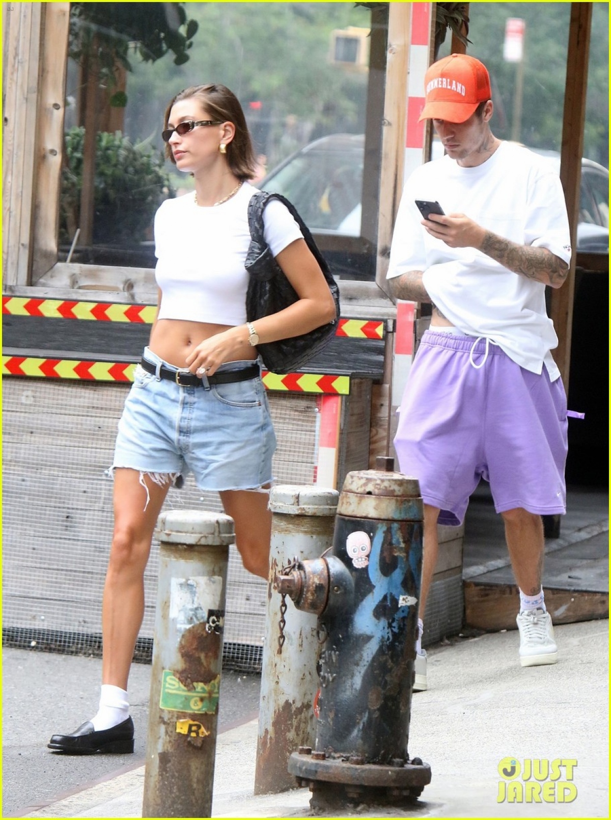 Phía Hailey Baldwin khẳng định, luôn tôn trọng đồng nghiệp và đặc biệt là quá khứ của chồng với các tình cũ. Nữ siêu mẫu cũng hy vọng, truyền thông và cư dân mạng sẽ ngừng phát tán những thông tin thiếu tích cực khiến cho câu chuyện sẽ đẩy xa và khó được kiểm soát.