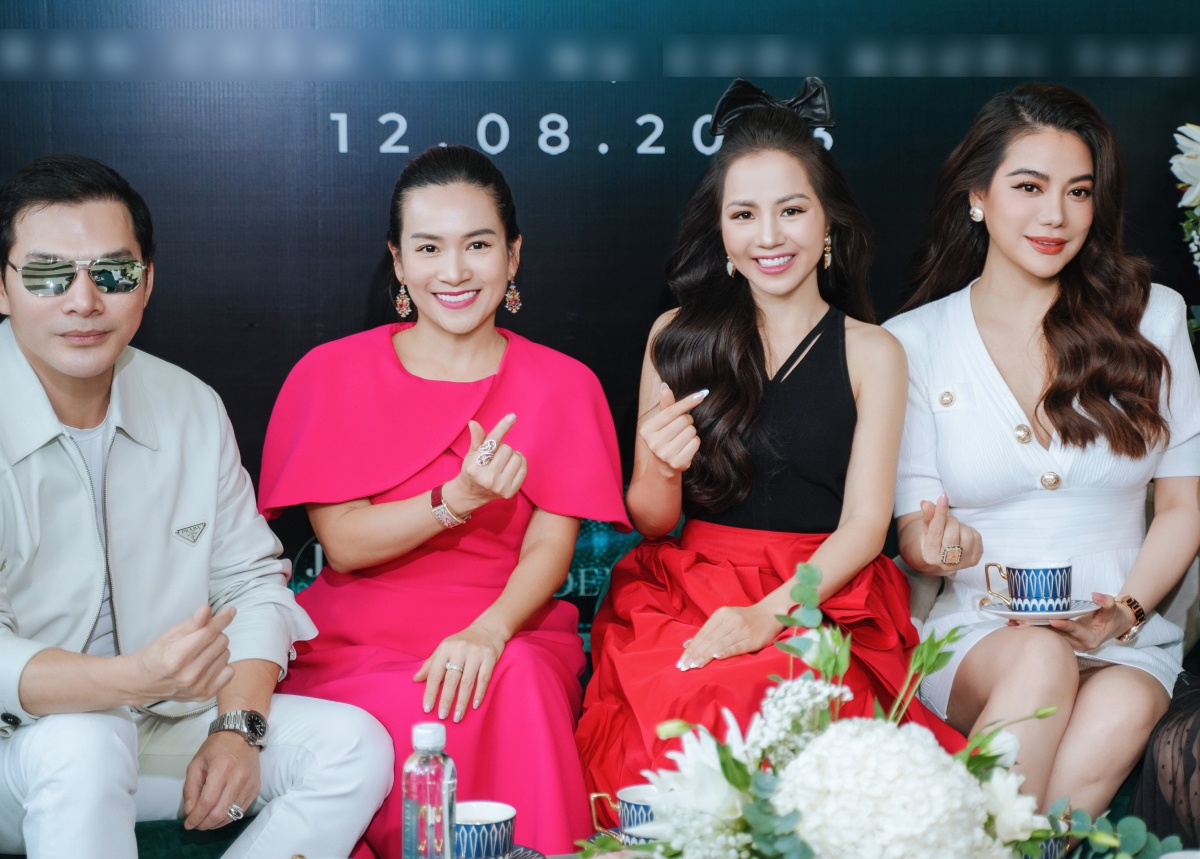 Trẩn Bảo Sơn và Trương Ngọc Ánh hội ngộ "bà mai" Anh Thơ (áo hồng) tại sự kiện.