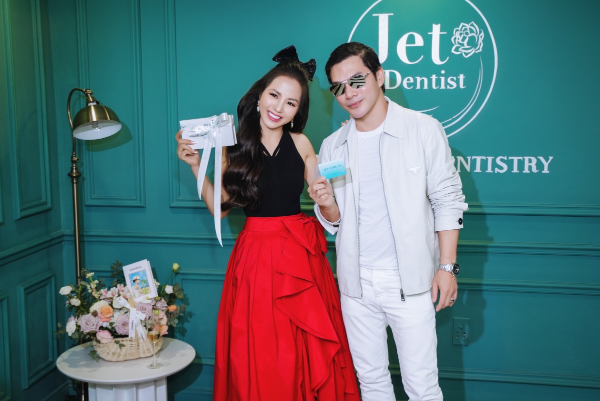 Trần Bảo Sơn mặc đồ trắng giống vợ cũ tại sự kiện.