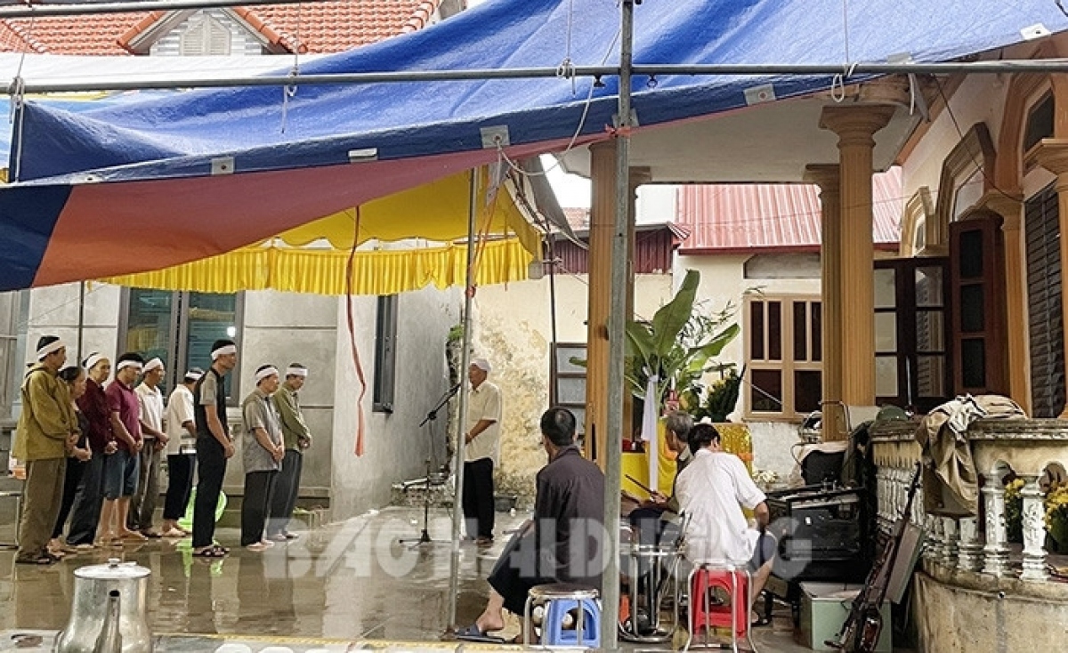 Gia đình lo hậu sự cho anh B.K.D. Ảnh Báo Hải Dương