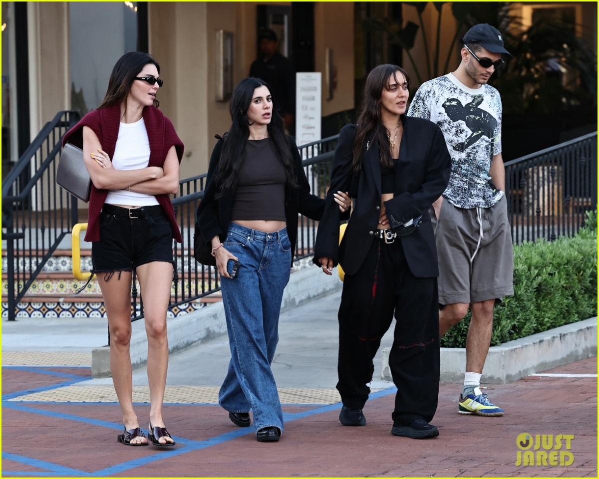 Kendall Jenner (áo đỏ, đeo kính) vui vẻ đi mua sắm cùng Lauren Perez, Jesse Jo Stark và Fai Khadra tại California mới đây.