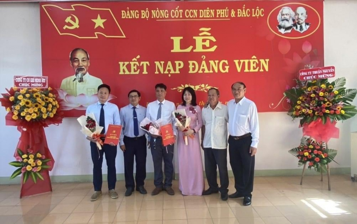 Kết nạp Đảng viên mới tại Đảng bộ nòng cốt cụm công nghiệp Diên Phú và Đắc Lộc