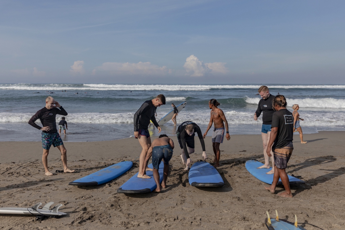 Du khách Nga trên bãi biển ở Bali, Indonesia. Nguồn: Nyimas Laula/The New York Times