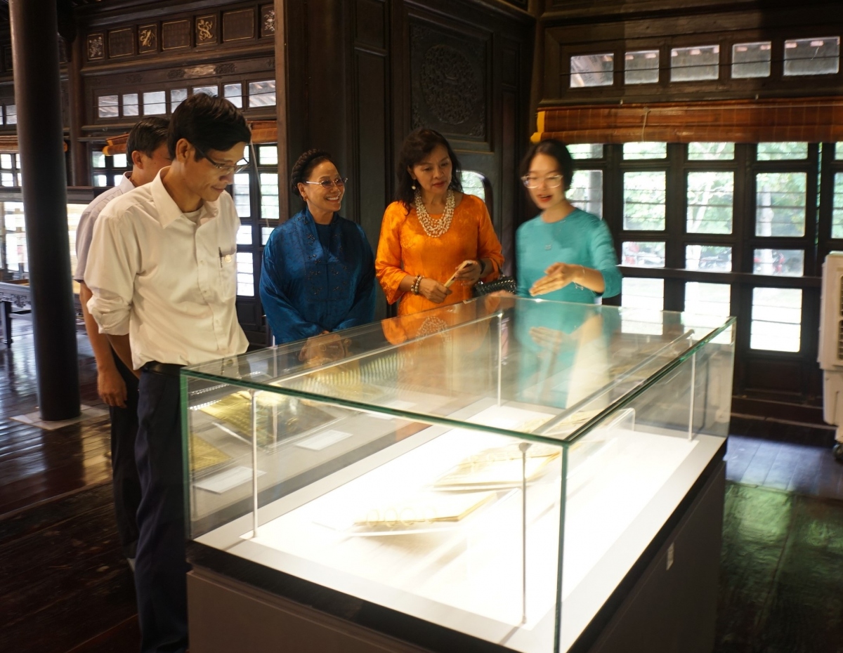 Khách đến xem triển lãm