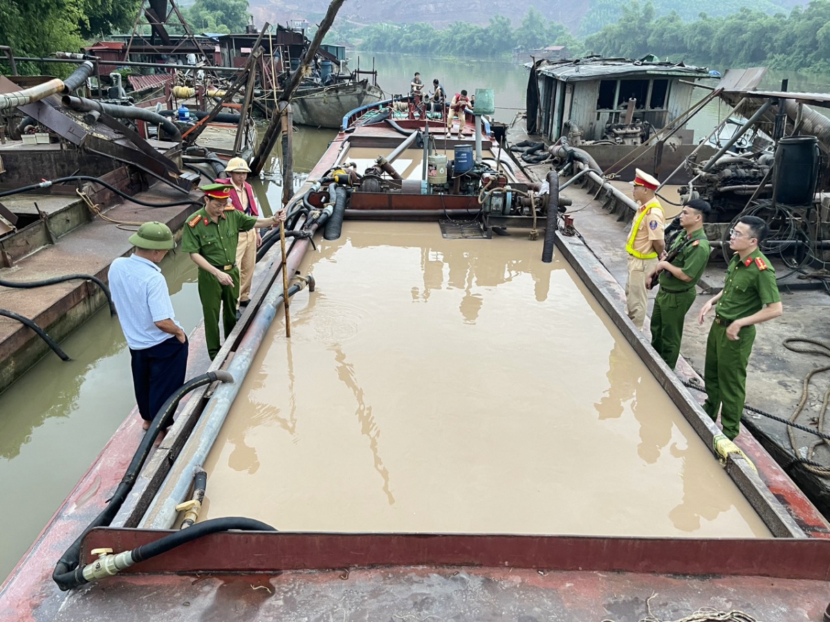 Công an huyện Lục Ngạn phát hiện trên tàu có chứa cát khoảng 80m3, không có hóa đơn và nguồn gốc xuất xử