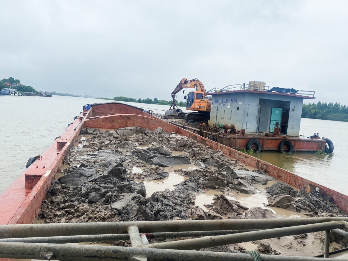 Lực lượng chức năng Công an tỉnh Bắc Giang liên tiếp phát hiện, bắt giữ nhiều tàu, thuyền trở lượng lớn khoảng sản (đất) được vận chuyển khoáng sản trên chưa được cơ quan có thẩm quyền nào cấp phép.