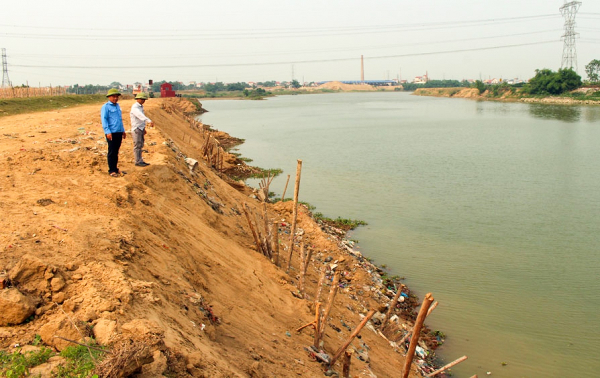Người dân chỉ rõ việc việc doanh nghiệp khai thác vượt ngoài mốc giới cho phép dẫn đến gây sạt lở bờ sông
