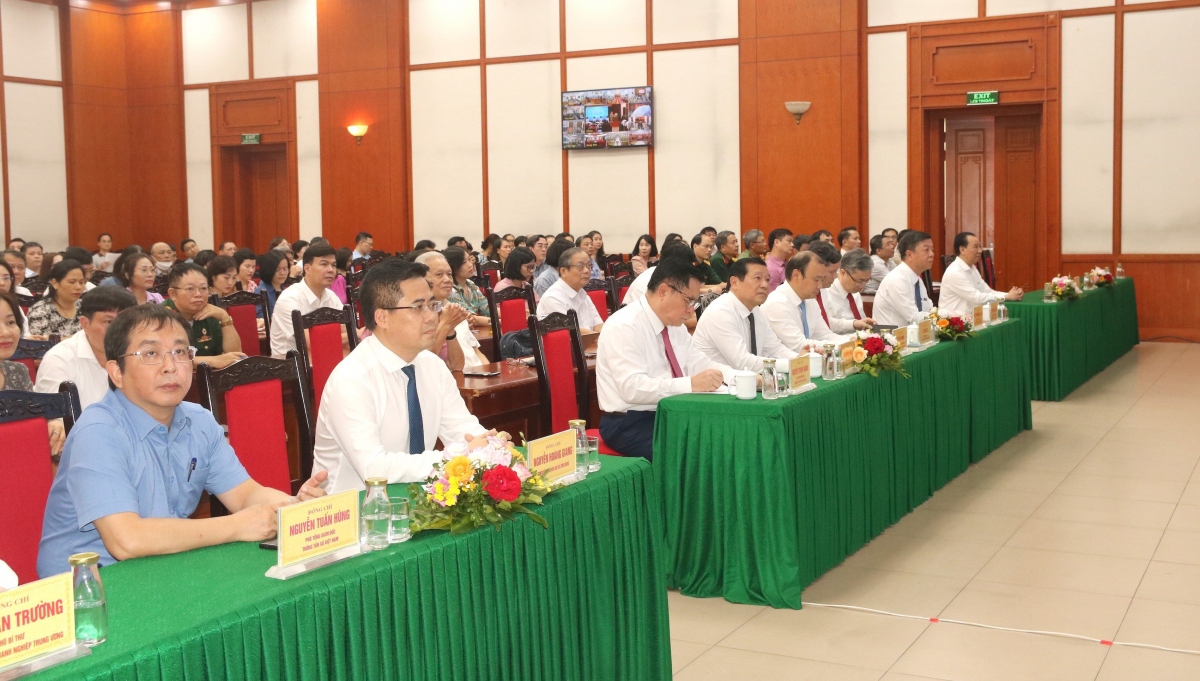 Ban Tuyên giáo Trung ương tổ chức Lễ khai trương “Hệ thống thí điểm phổ biến, bồi dưỡng, cập nhật kiến thức lý luận chính trị cho cán bộ, đảng viên trên Internet”.