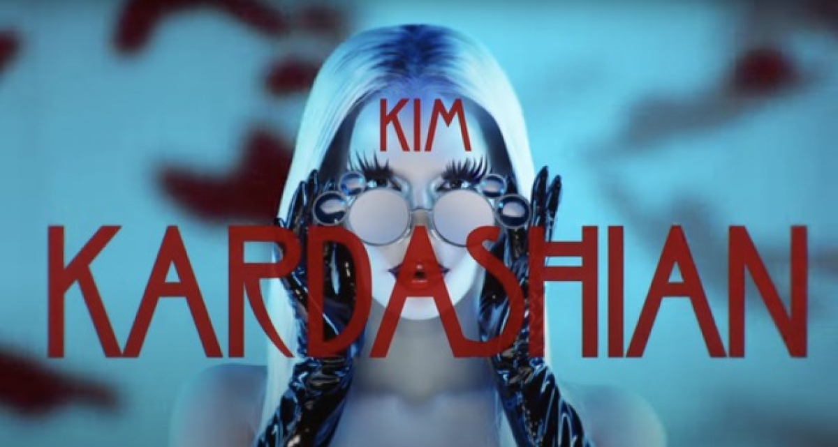 Trước đó, trong đoạn teaser đầu tiên ra mắt hồi cuối tháng 7, Kim Kardashian đã khiến khán giả chú ý với sự xuất hiện đầy ma mị.