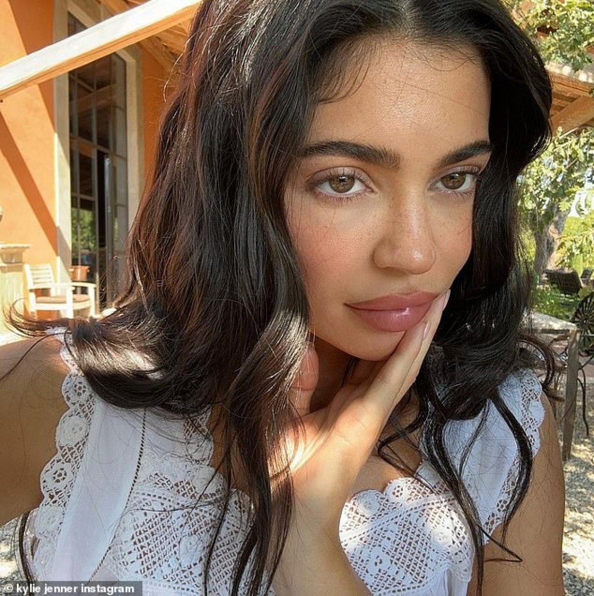 Hiện tại, Kylie Jenner sở hữu khối tài sản ròng 750 triệu USD. Theo Celebrity Net Worth, vào giữa năm 2019, ước tính tài sản của cô nàng vào khoảng 300-400 triệu USD, phần lớn trong số đó là tài sản trên giấy tờ dựa trên giá trị của Kylie Cosmetics. 