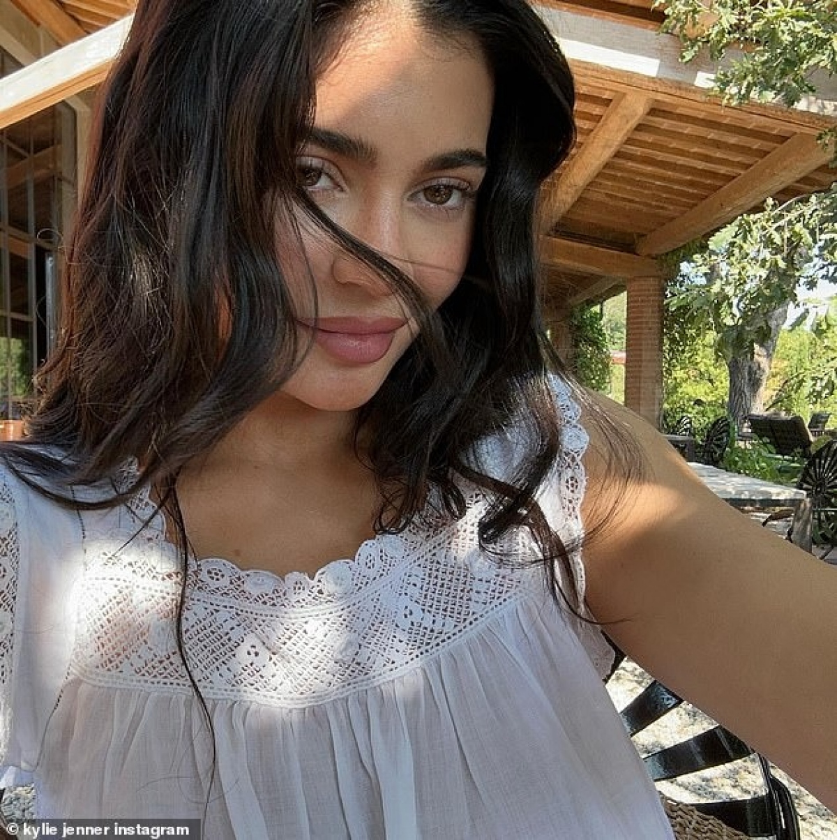 Kylie Jenner sinh năm 1997, là người mẫu và doanh nhân người Mỹ. Cô trở nên nổi tiếng sau khi xuất hiện trong chương trình truyền hình thực tế "Keeping up with the Kardashians" (2007-2021) và là người sáng lập kiêm chủ sở hữu của công ty mỹ phẩm Kylie Cosmetics.