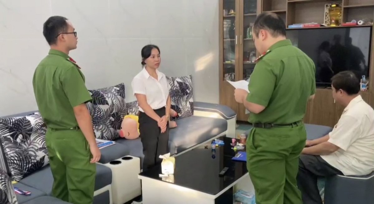 Lực lượng chức năng tống đạt Quyết định khởi tố Hoàng Thúy Lường