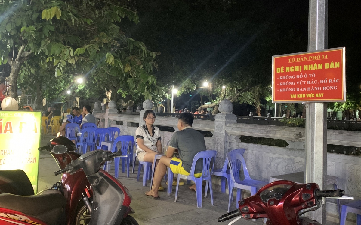 Dù đã có biển cấm nhưng những hàng ghế nhựa đủ màu của các quán ăn đêm vẫn xếp chật kín vỉa hè, khiến người dân không còn chỗ đi lại.