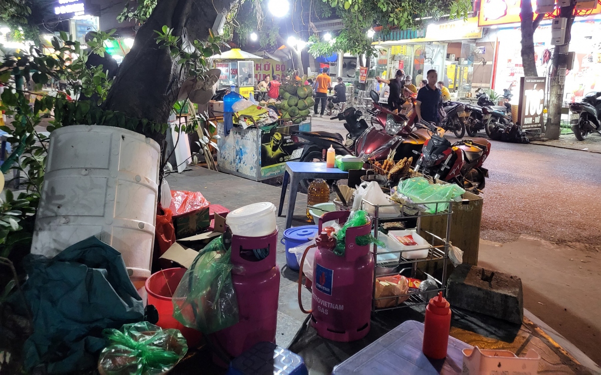 Các thiết bị nhà bếp, bình ga được xếp chật kín vỉa hè, tiềm ẩn nguy cơ cháy nổ bất kỳ lúc nào.