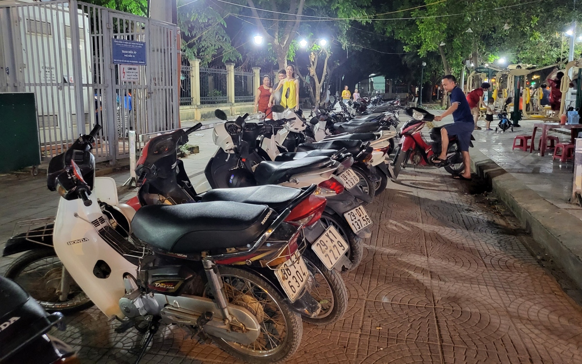 Xe cộ của các hàng quán chắn hết lối đi của người dân.