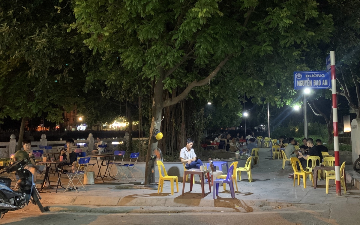 Khu vực quanh hồ Phú Diễn (Bắc Từ Liêm, Hà Nội) vốn là địa điểm dạo chơi yêu thích của người dân. Lợi dụng điều này, nhiều hàng quán mọc về đêm "mọc lên như nấm", lấn chiếm không gian vui chơi của người dân, đặc biệt là trẻ em.