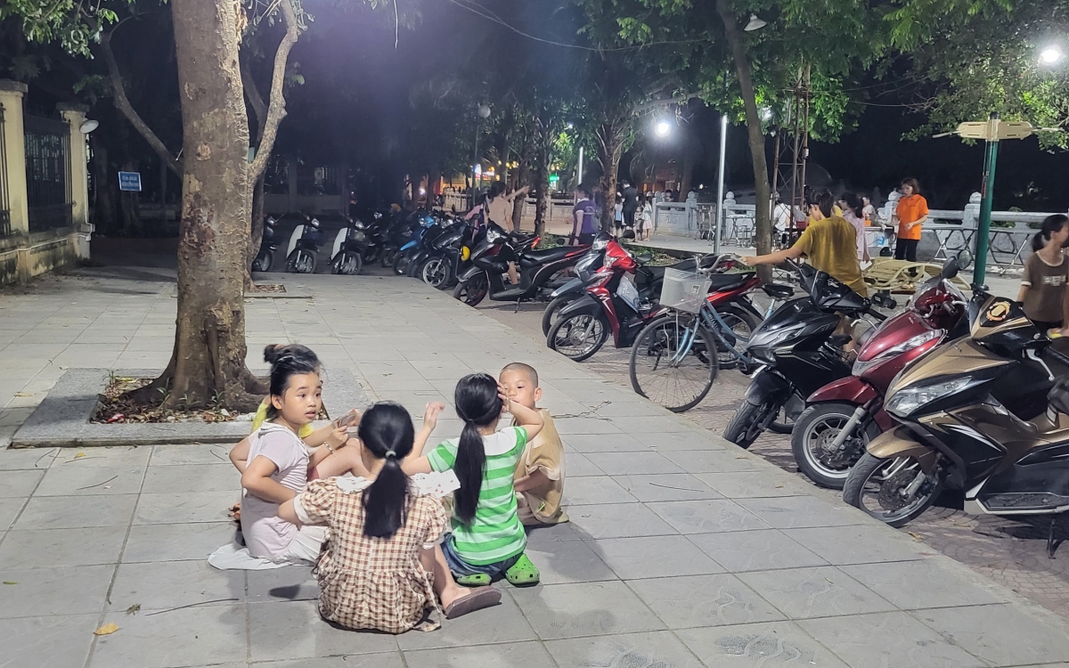 Đặc biệt, không gian vui chơi của trẻ em ngang nhiên bị lấn chiếm.