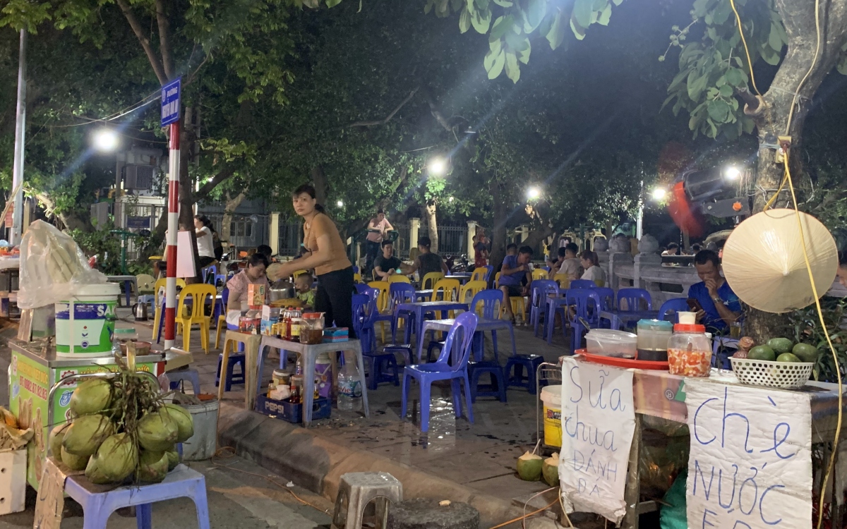 Thậm chí, nhiều hàng quán còn bày hàng tràn xuống vỉa hè, tiềm ẩn nguy cơ tai nạn.