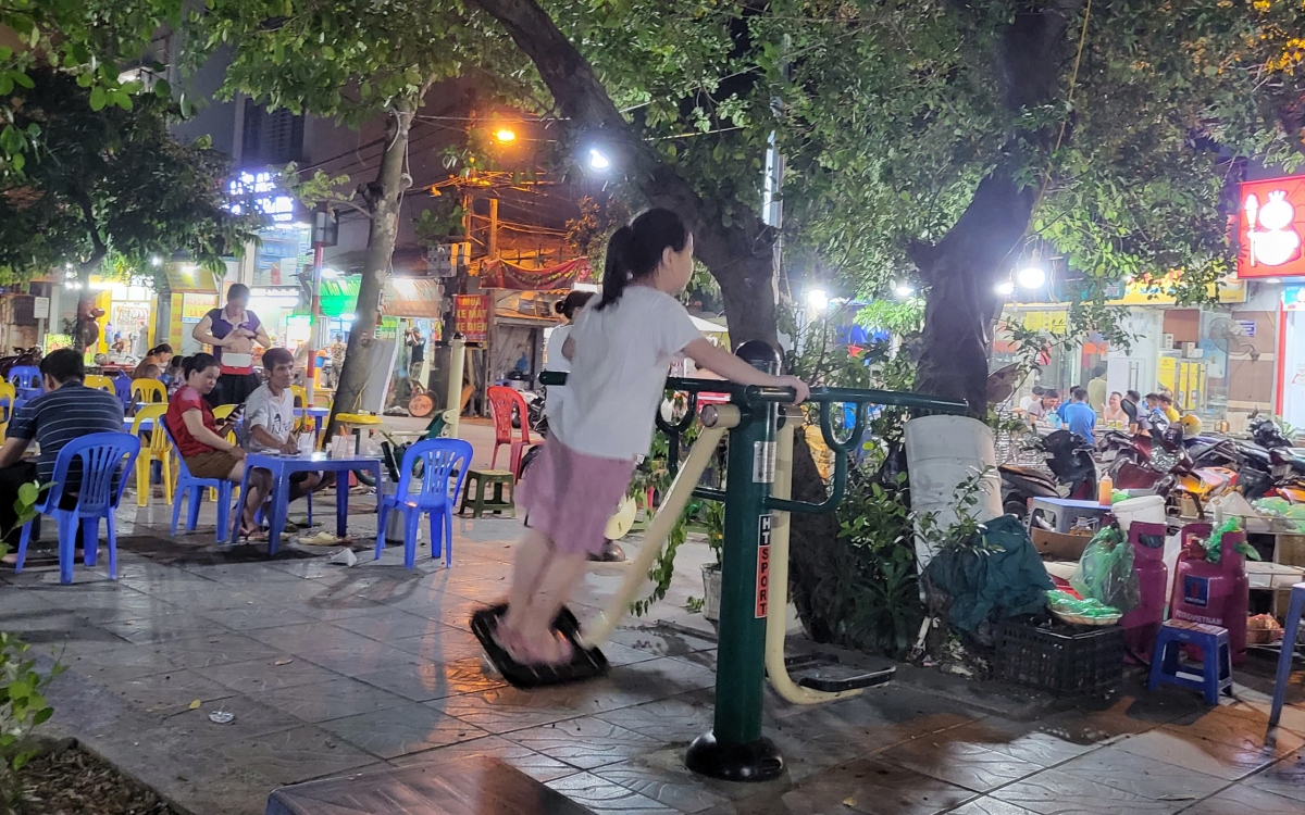 Em Linh (10 tuổi), đang sinh sống trong khu vực, cho biết: "Ở đây có nhiều máy tập thể dục, không khí lại mát mẻ nên cháu rất thích cùng bạn bè và các anh chị ra đây chơi. Nhưng các cô chú bán hàng lấn chiếm hết vỉa hè, thậm chí còn mắng chúng cháu khi chúng cháu có nhỡ chạy chơi qua bàn ăn của khách, nên chúng cháu cũng ít khi đi qua khu vực này".