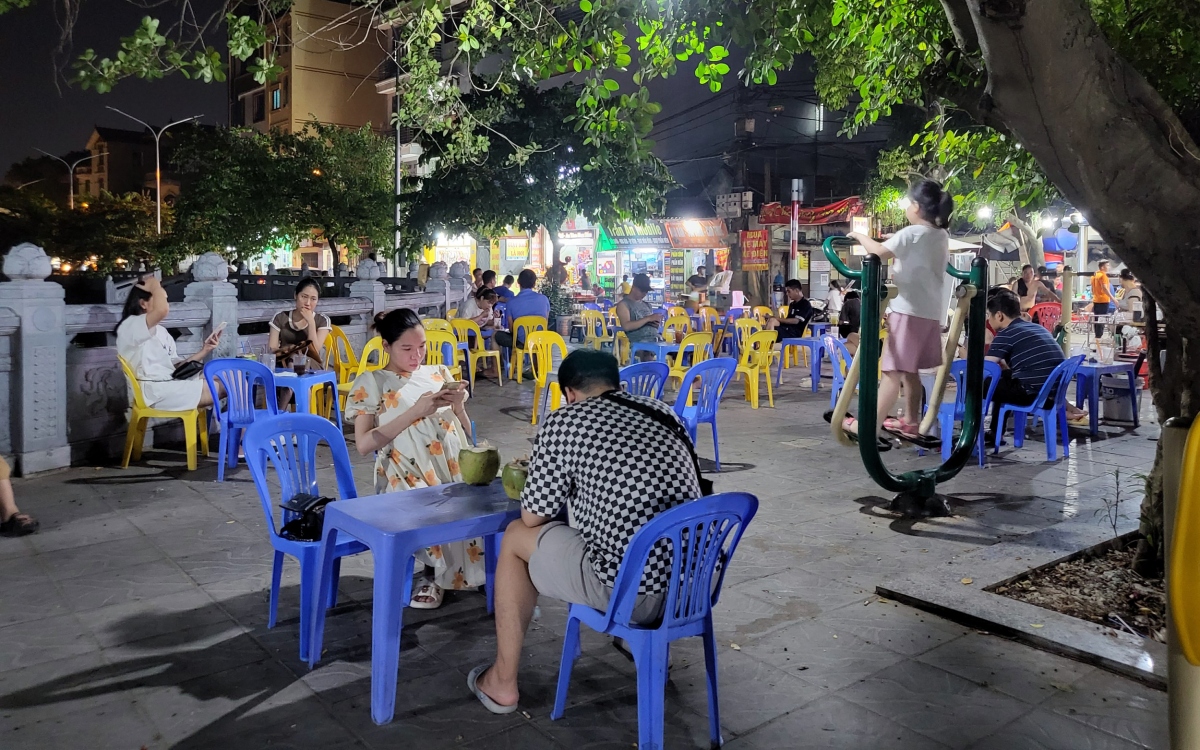 Theo khoản 5 Điều 12 Nghị định 100/2019/NĐ-CP, hành vi sử dụng trái phép lòng đường đô thị, hè phố để kinh doanh dịch vụ ăn uống có thể bị phạt tiền từ 2.000.000 đồng đến 3.000.000 đồng đối với cá nhân, từ 4.000.000 đồng đến 6.000.000 đồng đối với tổ chức.