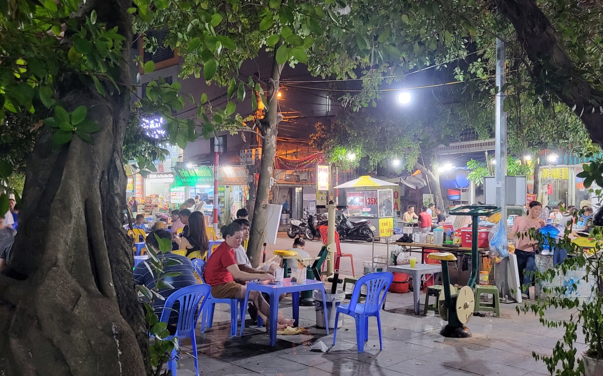 Không giấu được sự bức xúc, chị Tâm, một người dân sống trong khu vực chia sẻ: "Hàng quán vây kín khu vực quanh hồ khiến người dân chúng tôi không còn nơi vui chơi, tản bộ. Nếu chúng tôi có đi vào nơi họ buôn bán, thậm chí còn bị họ lườm nguýt, đuổi ra. Điều đáng nói, UBND phường Phú Diễn chỉ cách hồ 10m, nhưng tình trạng lấn chiếm vỉa hè tại khu vực này vẫn diễn ra thường xuyên và không có ai giải quyết". 