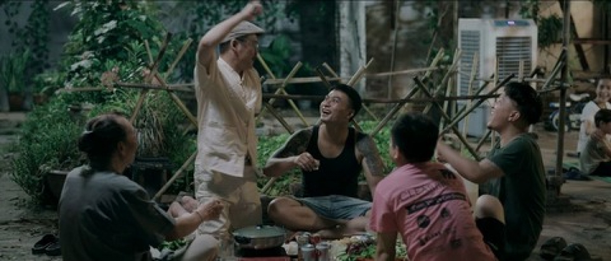 "Làng trong phố" - bộ phim về thân phận người lao động nghèo lên phố mưu sinh bất ngờ vượt rating phim "Gia đình mình vui bất thình lình".