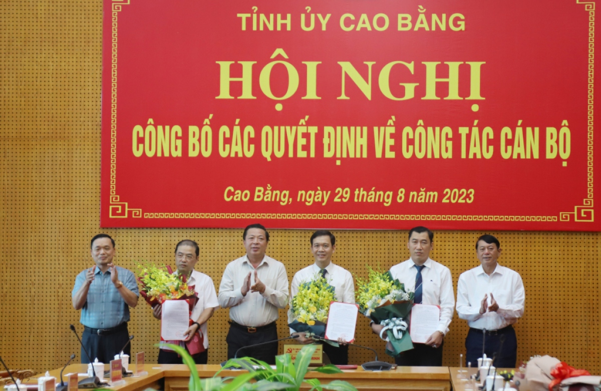 Lãnh đạo Tỉnh Cao Bằng trao Quyết định và chúc mừng các cá nhân được điều động, luân chuyển