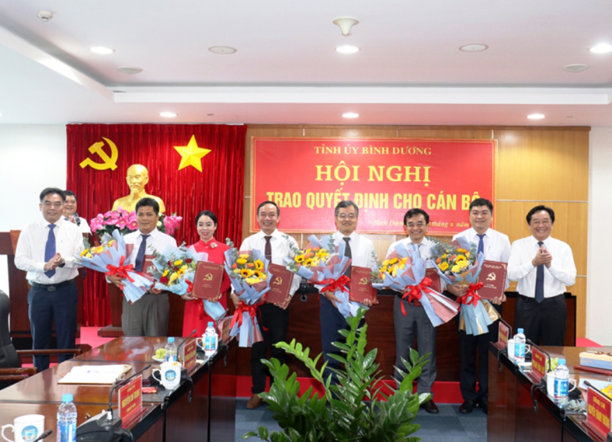Lãnh đạo tỉnh Bình Dương tặng hoa cho các đồng chí nghỉ hưu (ảnh: MX)