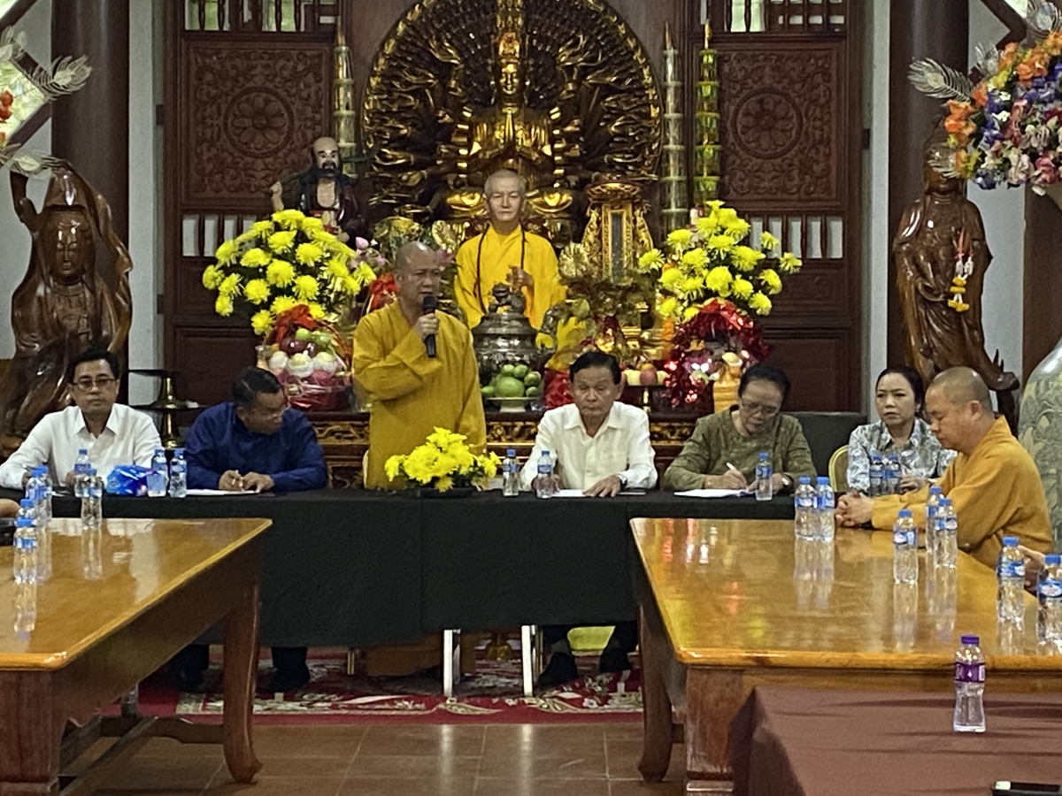 Thượng tọa Thích Minh Quang phát biểu trong buổi làm việc với đoàn công tác của Lào