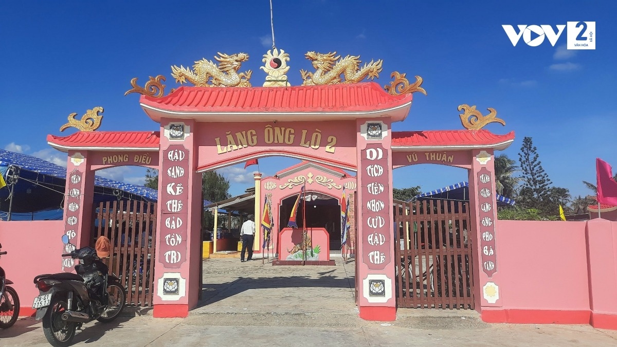 Lăng Ông tại khu phố Phú Thọ 2, phường Hòa Hiệp Trung, thị xã Đông Hòa, tỉnh Phú Yên, một trong những nơi thờ ngọc cốt Cá Ông Nam Hải.