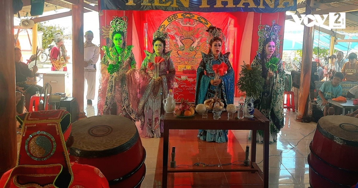 Hát án trong lễ khai tiên trong lễ cầu ngư tại Lăng Ông khu phố Phú Thọ 2, phường Hòa Hiệp Trung, thị xã Đông Hòa, Phú Yên.