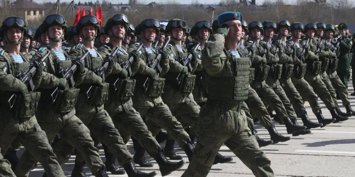 Lính dù Nga trong buổi tổng duyệt cho lễ duyệt binh Ngày Chiến thắng ở ngoại ô Moscow, tháng 4/2022. Ảnh: Getty.