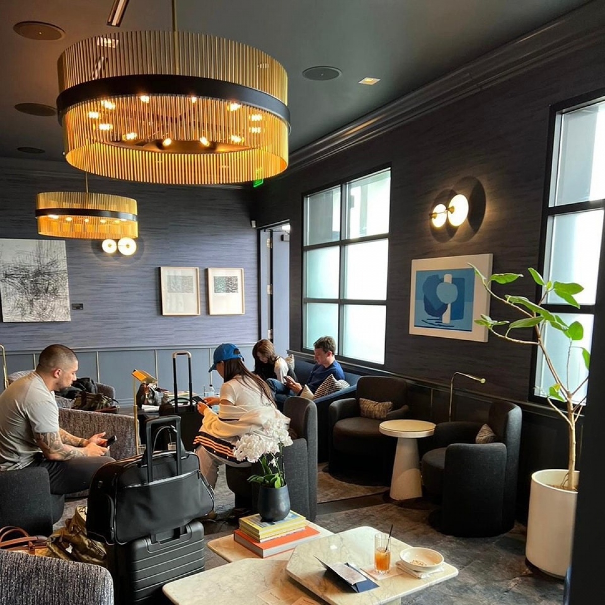 Lisa Blackpink xuất hiện cùng bạn trai tin đồn Frédéric Arnault tại phòng chờ sân bay.