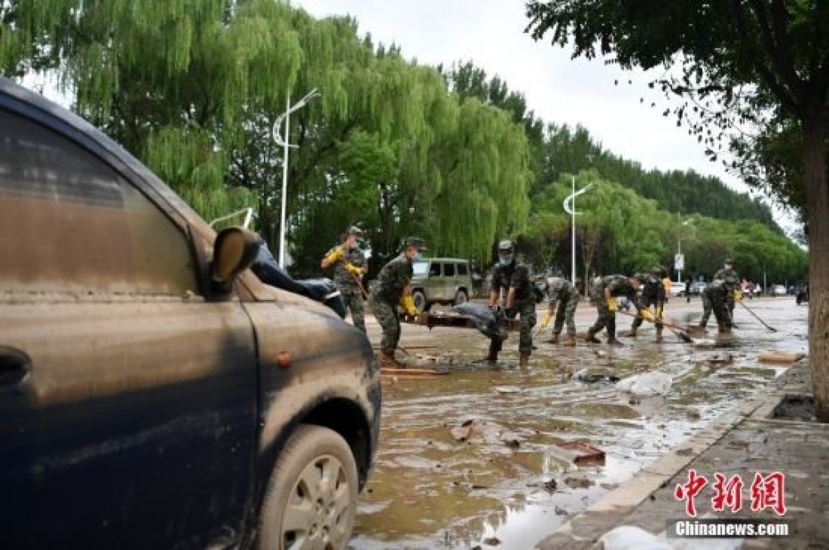 Quân đội nạo vét bùn đất ở một số khu vực ngập úng tại thành phố Trác Châu, tỉnh Hà Bắc ngày 6/8. Ảnh: Chinanews