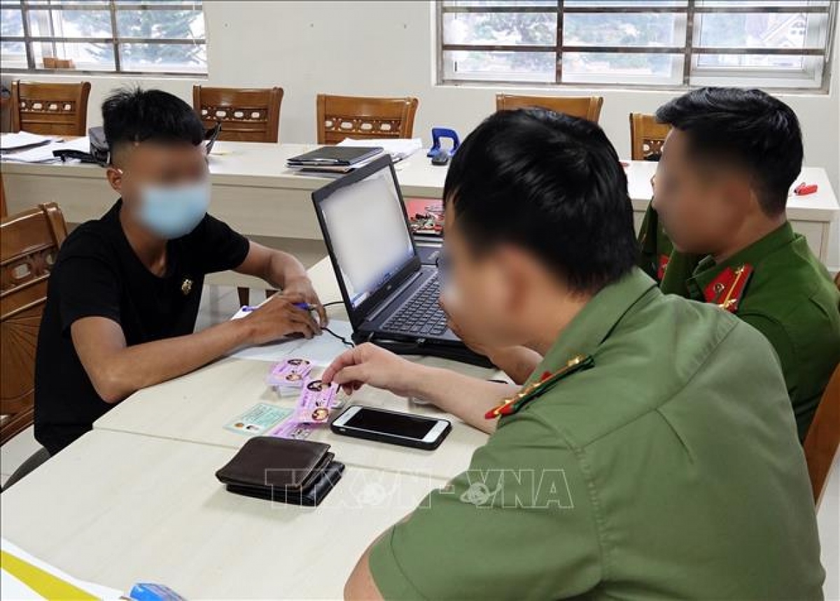 Cơ quan điều tra làm việc với đối tượng bị tạm giữ. Ảnh: TTXVN phát