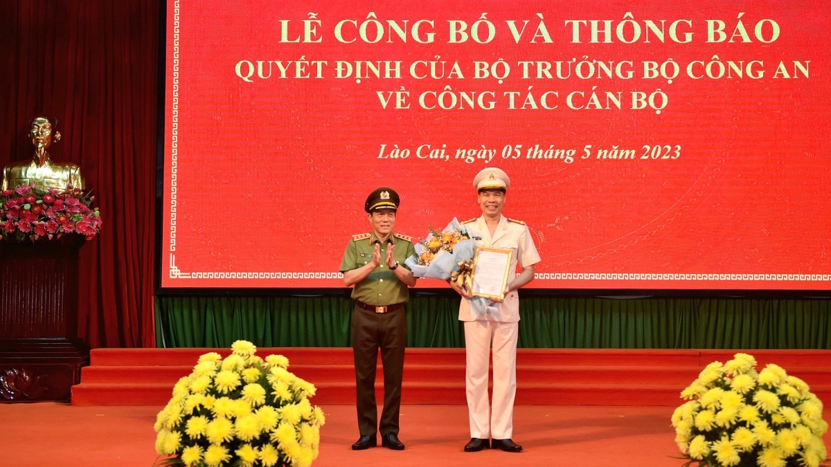 Đại tá Cao Minh Huyền - Phó Giám đốc Công an tỉnh Nghệ An được điều động, bổ nhiệm giữ chức vụ Giám đốc Công an tỉnh Lào Cai kể từ ngày 8/5/2023. Trong ảnh: Thứ trưởng Lương Tam Quang trao quyết định cho Đại tá Cao Minh Huyền