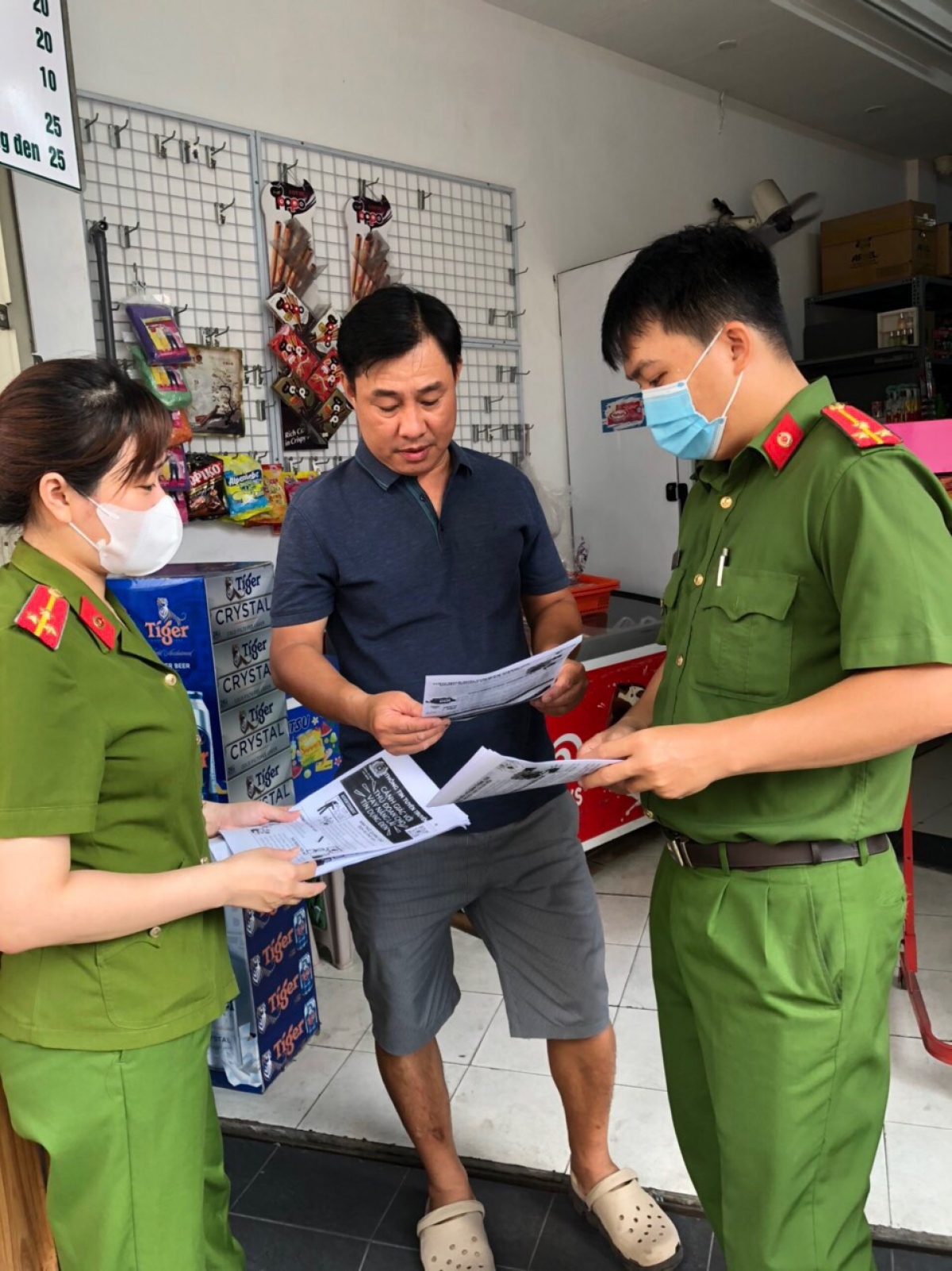 Lực lượng công an đến tận nhà, cung cấp các thông tin cần thiết để cảnh báo cho người dân về các thủ đoạn của tín dụng đen (Ảnh: Cổng ttđt quận Tân Bình)