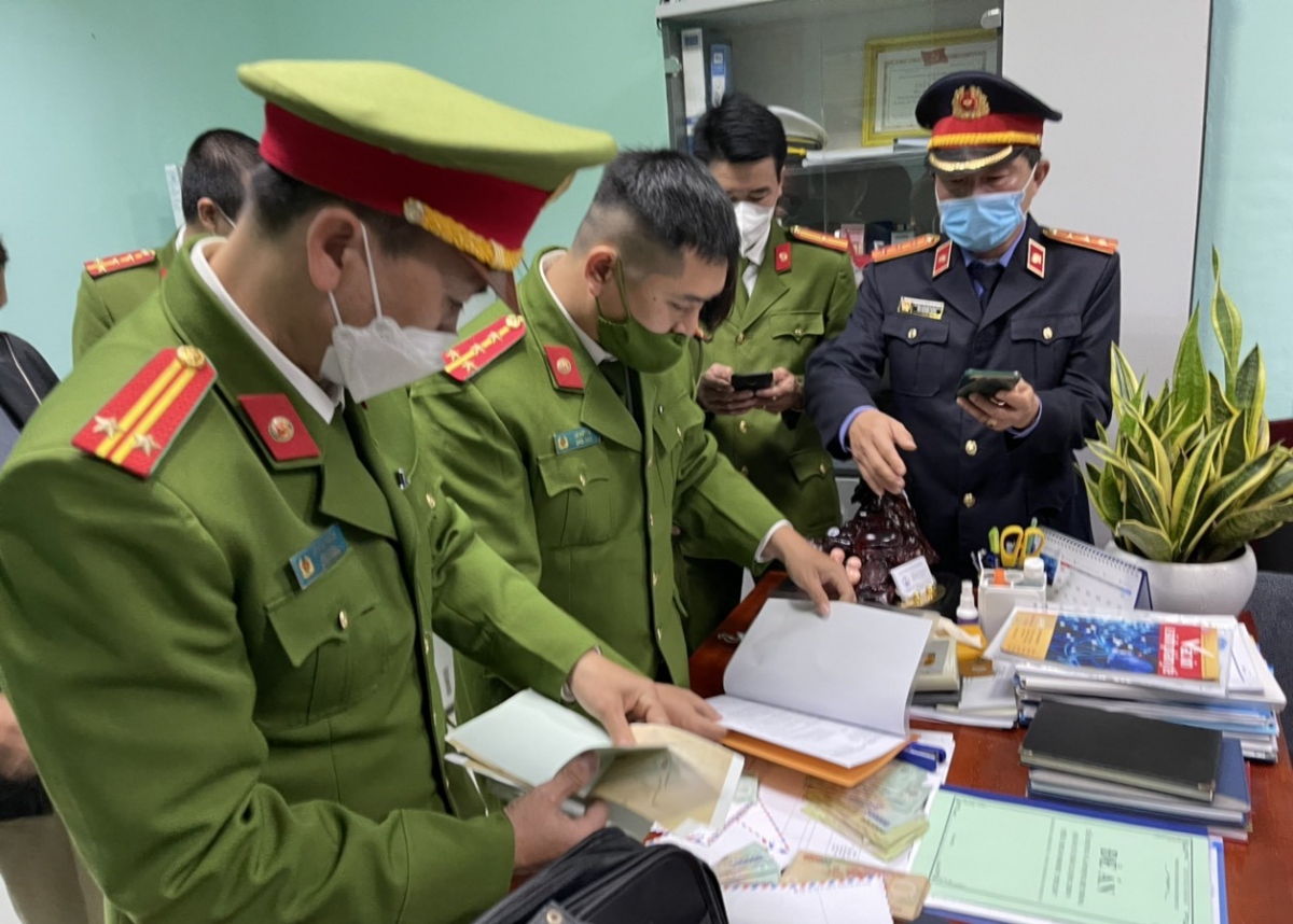 Lực lượng công an khám xét nơi làm việc của ông Hoàng Văn Đức và ông Hà Thúc Nhật lúc đang bị điều tra.