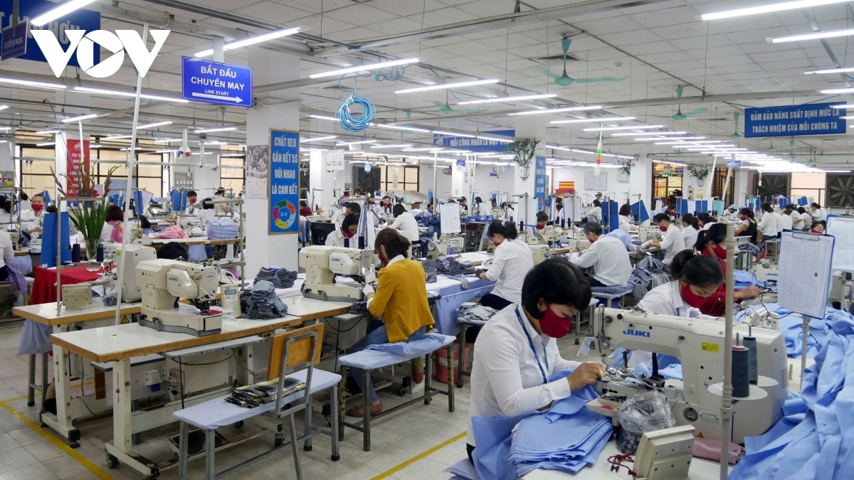 Lương thấp khiến cuộc sống của người lao động gặp không ít khó khăn (ảnh minh họa)