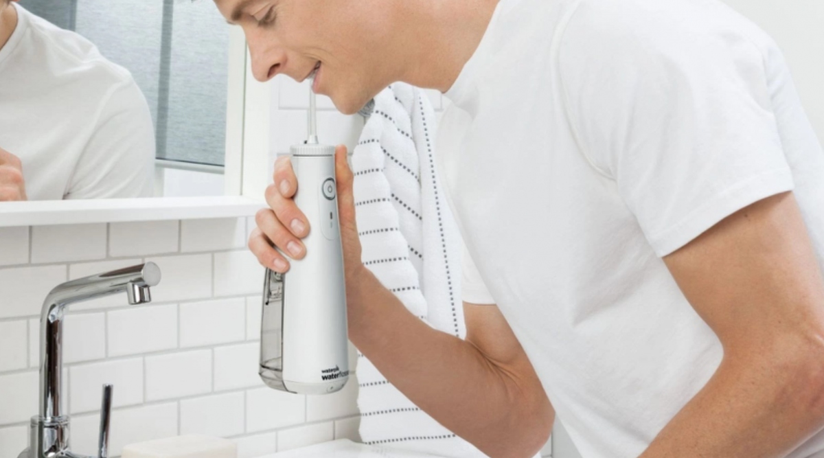 Sử dụng tăm nước: Sau khi niềng răng, mảng bám có thể dễ dàng dính trên các kẽ răng. Sử dụng tăm nước giúp bạn có thể dễ dàng loại bỏ các mảng bám đó, giữ cho hàm răng luôn sạch sẽ và thơm tho. Bên cạnh đó, một số loại tăm nước cũng có đầu cạo chuyên dụng giúp làm sạch lưỡi.