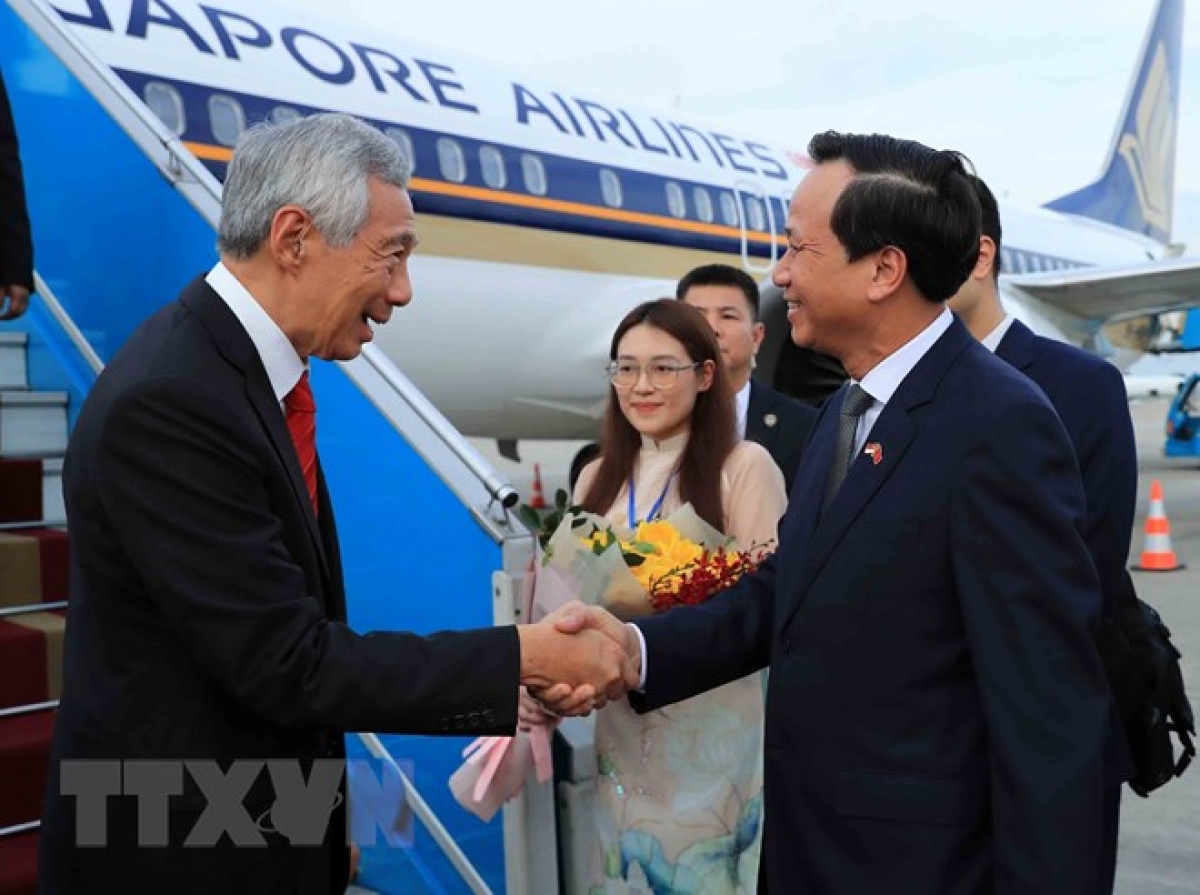 Bộ trưởng Bộ Lao động, Thương binh và Xã hội Đào Ngọc Dung đón Thủ tướng Singapore Lý Hiển Long tại Sân bay Quốc tế Nội Bài. (Ảnh: TTXVN)