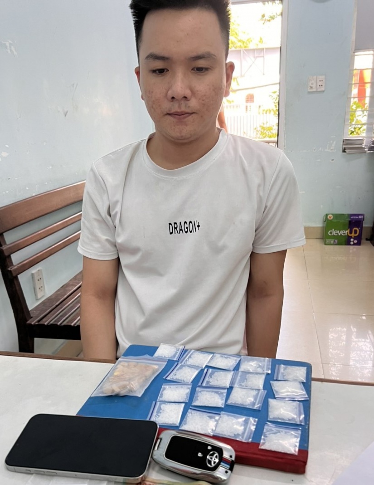 Nguyễn Huy Bình cùng tang vật bị thu giữ.