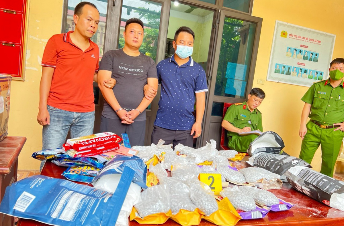 Đối tượng Nguyễn Mạnh Cường cùng tang vật gần 59 kg ma túy.
