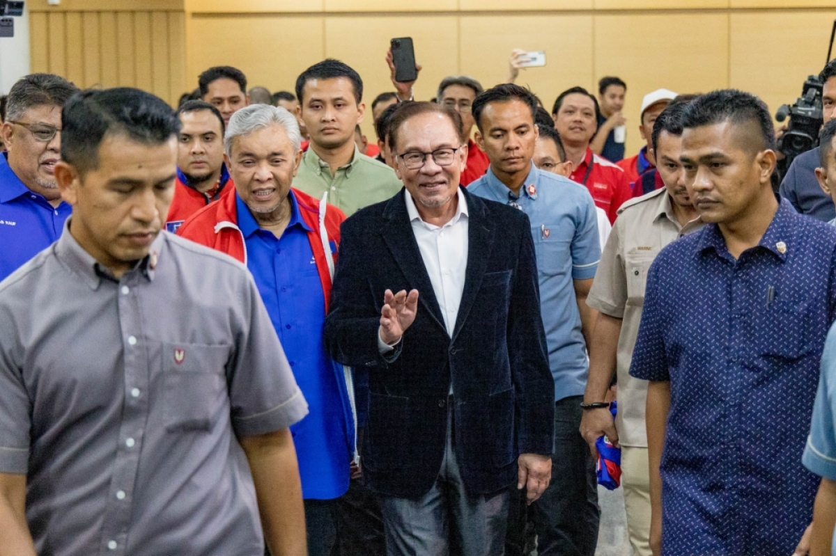Thủ tướng Anwar Ibrahim (giữa) tới xem kết quả bầu cử sáu bang vào tối muộn 12/8 tại Trung tâm Thương mại Thế giới ở Kuala Lumpur, Malaysia. (Ảnh: Firdaus Latif/malaymail.com)