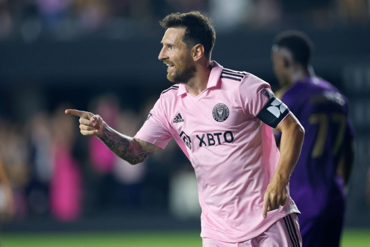 Ngay ở phút thứ 6, Messi đã mở tỷ số trận đấu sau cú sút sở trường bằng chân trái.