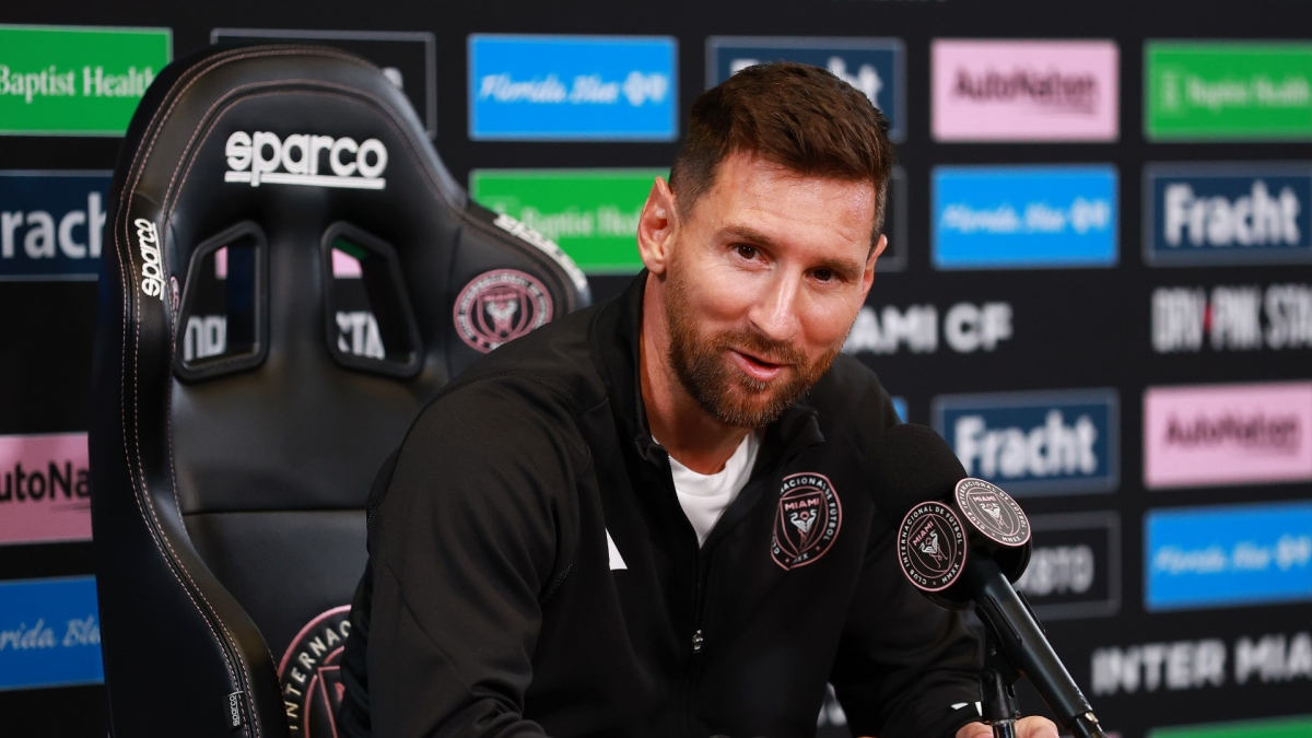 Messi trong cuộc họp báo đầu tiên ở Inter Miami. (Ảnh: Getty)