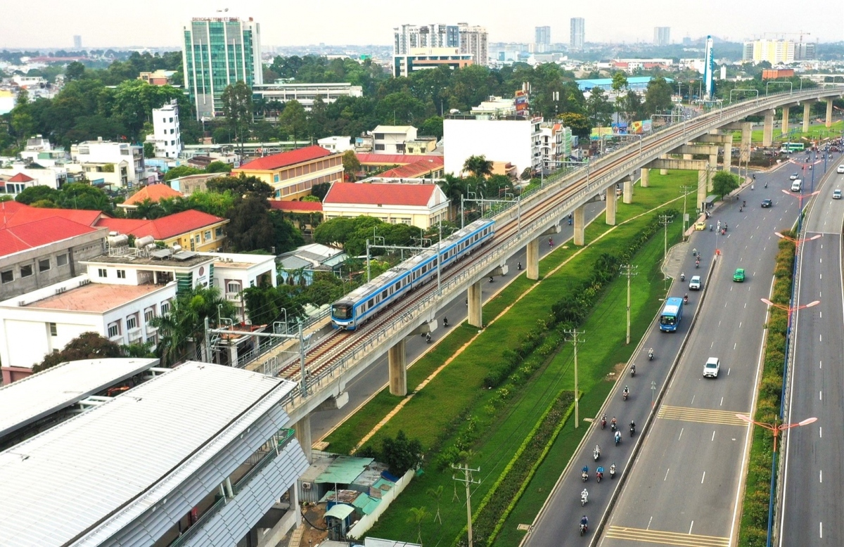 Hệ thống xe buýt dọc Xa lộ Hà Nội sẽ được tổ chức lại để thu hút khách đi Metro số 1. Ảnh: Lao động