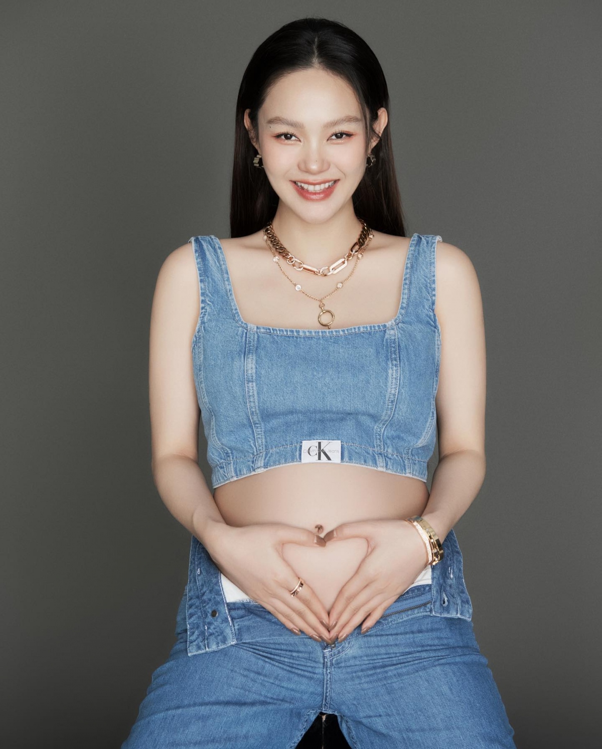 Nữ ca sĩ kiêm diễn viên diện set đồ denim "cực ngầu", khoe bụng bầu "vượt mặt" và nước da trắng nõn.